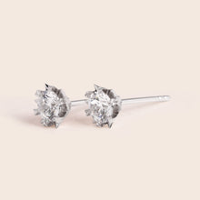 Load image into Gallery viewer, ME413 925 Silver Snowflake Solitaire Stud Earrings
