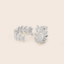 Load image into Gallery viewer, ME641 925 Silver Vine Earrings
