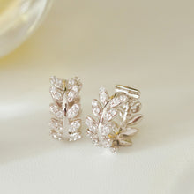 Load image into Gallery viewer, ME641 925 Silver Vine Earrings
