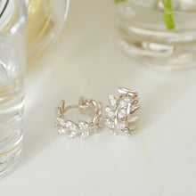 Load image into Gallery viewer, ME641 925 Silver Vine Earrings
