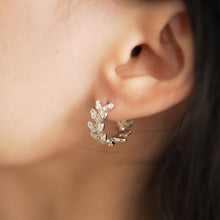 Load image into Gallery viewer, ME641 925 Silver Vine Earrings
