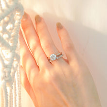 Load image into Gallery viewer, MR402 MR1004 925 Silver Solitaire Ring Set
